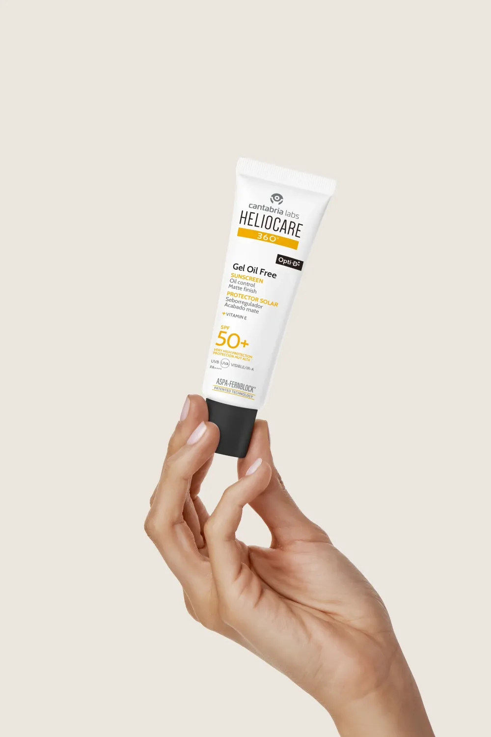 Sonnenschutzmittel in Hand gehalten